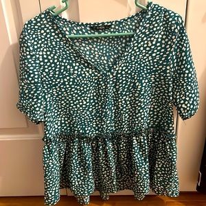 Green and white print short-sleeved tshirt